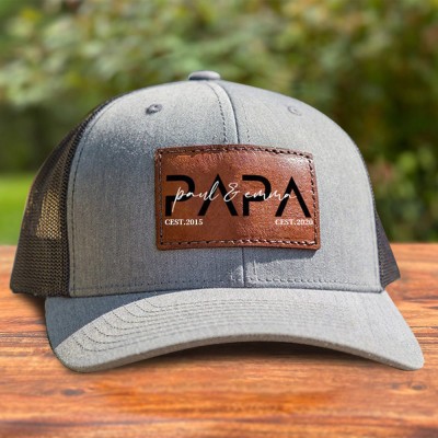 Personalisierte Papa-Snapback-Kappe aus echtem Leder mit Aufnäher, mit Kindernamen und Datum. Beste Geschenkideen für Papa, neue Papa-Geschenke